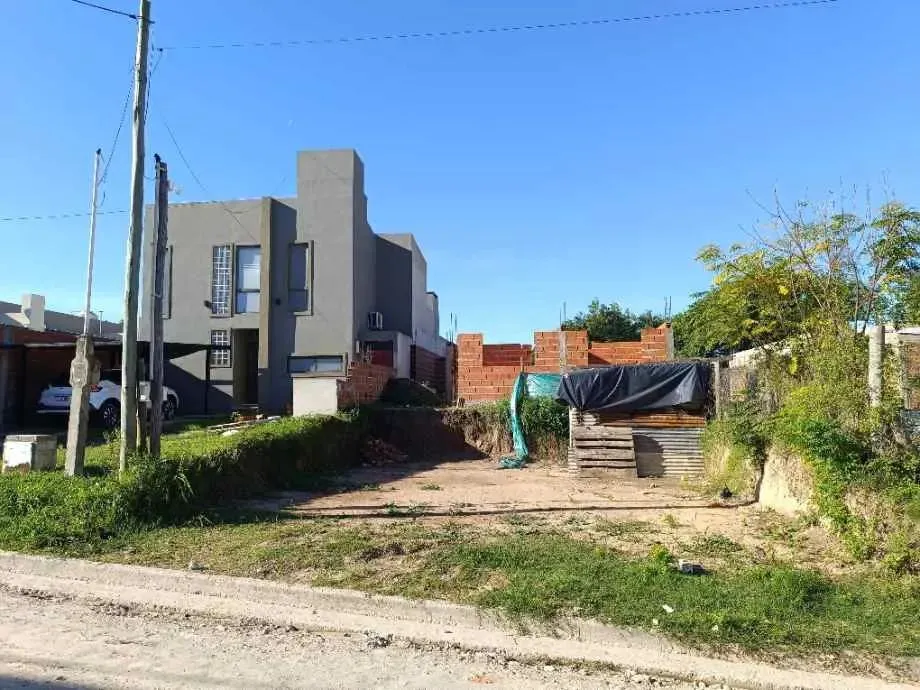 Lote en 3 de Febrero y R