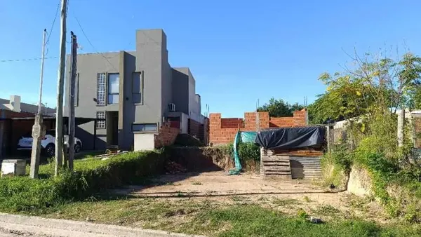 Lote en 3 de Febrero y R