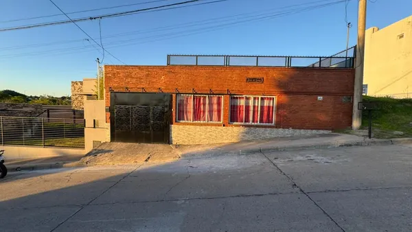 Casa en Esteban Lonne 900