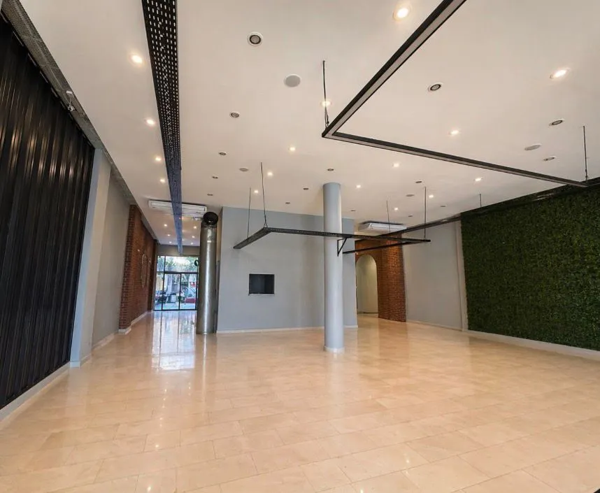 Local Comercial en Av. Pte.Juan Dom 3100