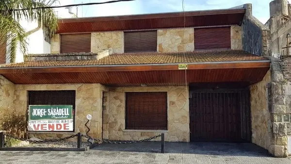 Casa en Caseros 700