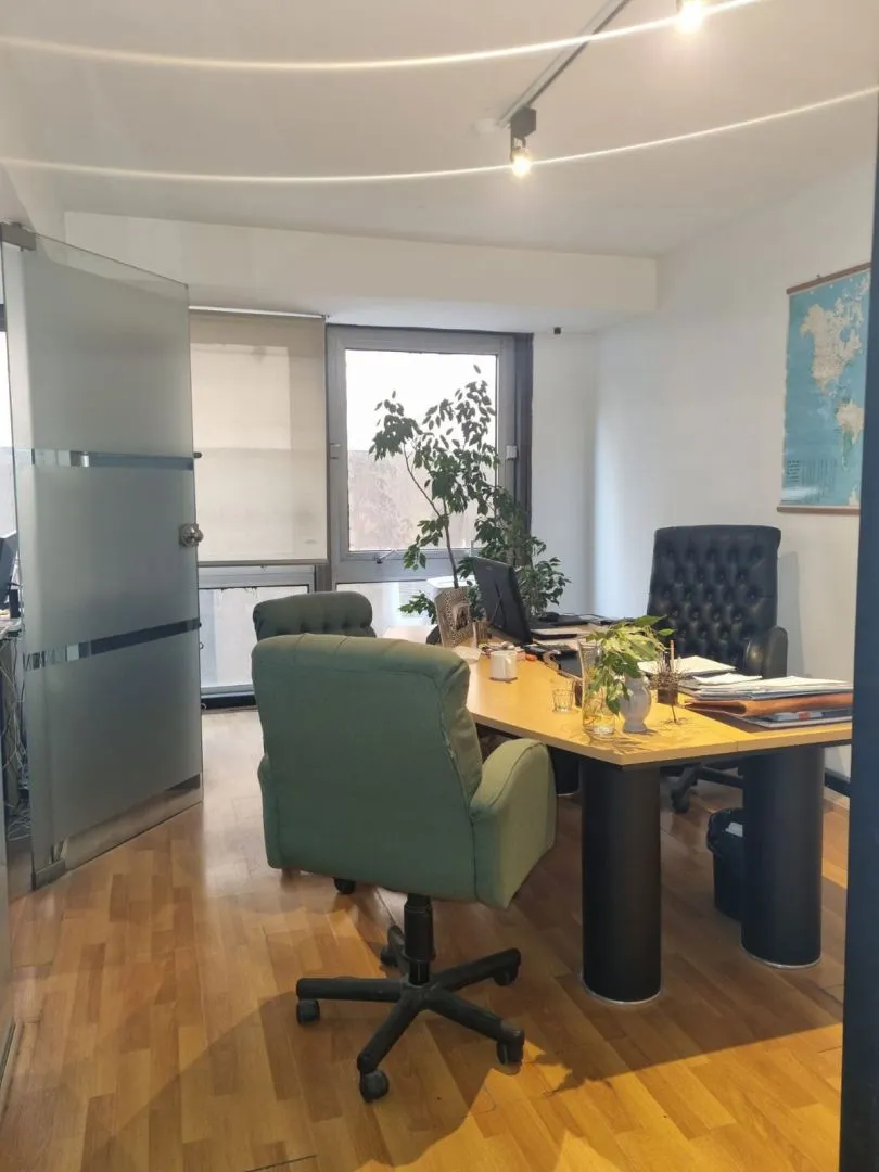 Oficina en Esmeralda 700