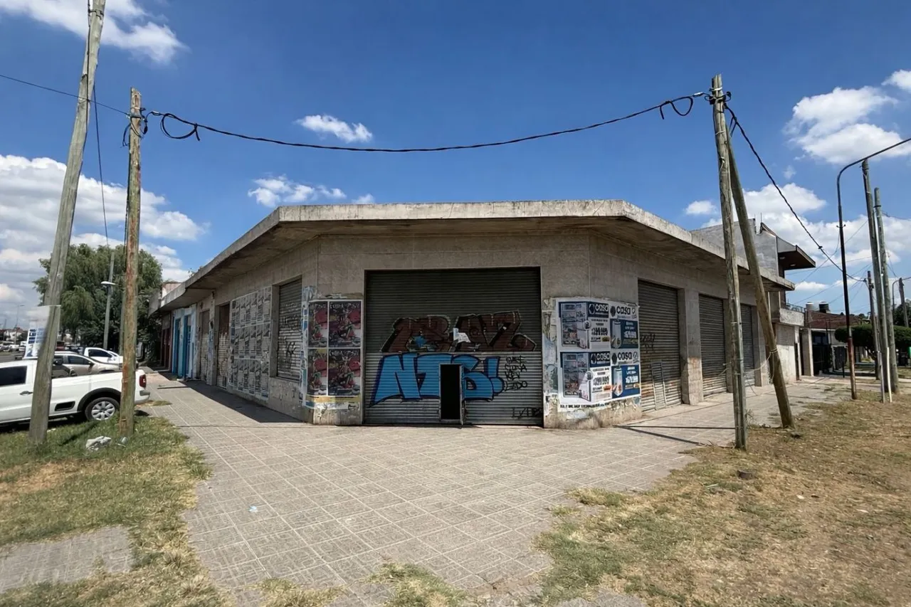 Local Comercial en CARLOS CASARES 1700