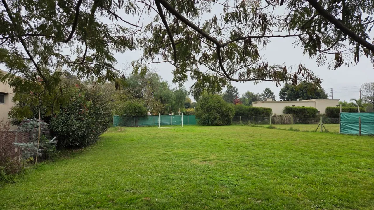 Lote en Luis de Camoens 2000