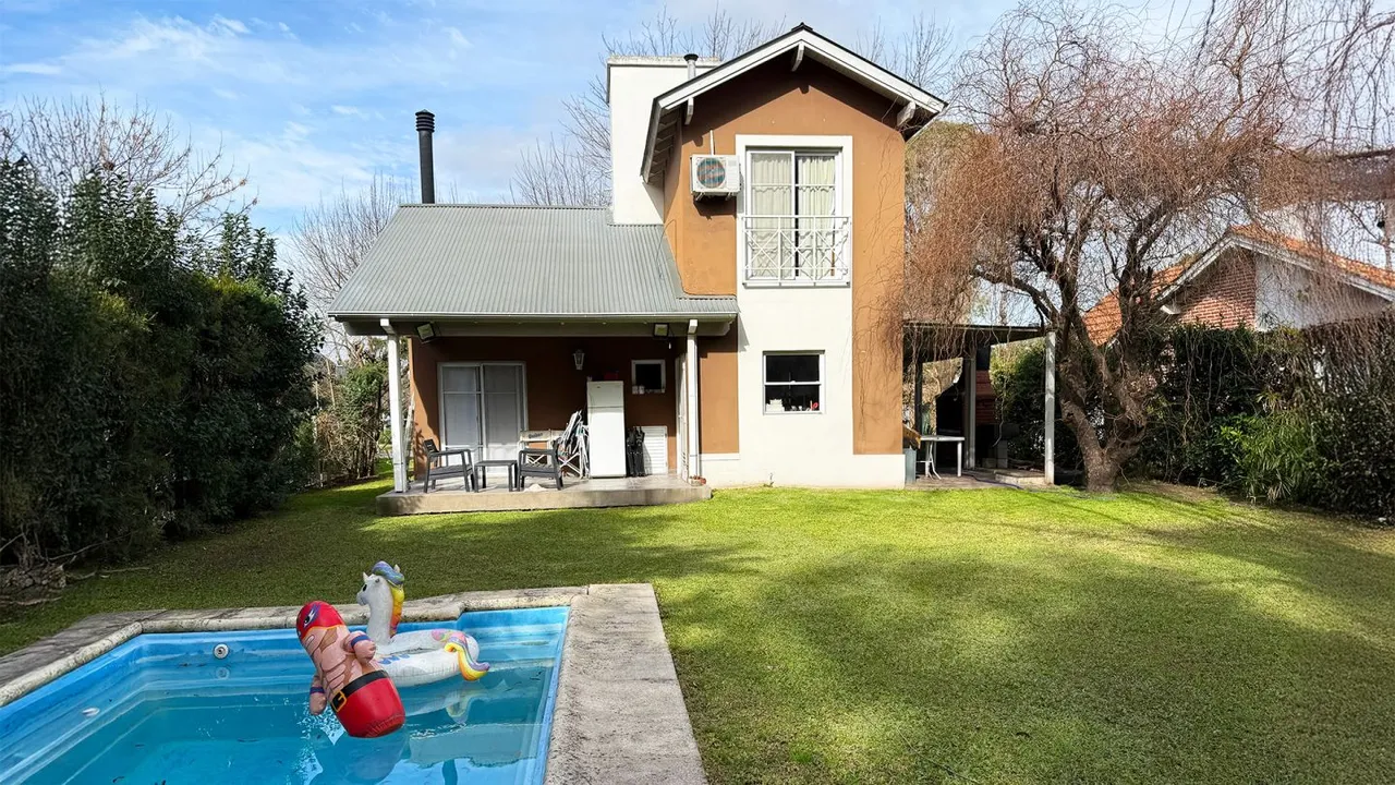 Casa en Intendente corva 2400