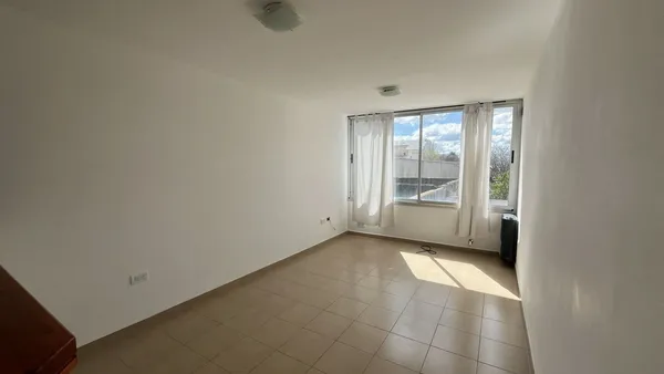 Departamento en 13 entre Av. Cha