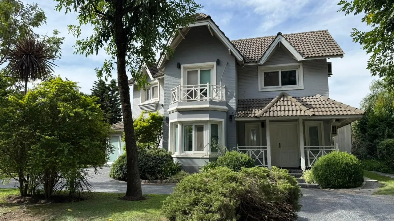 Casa en Intendente corva 2400