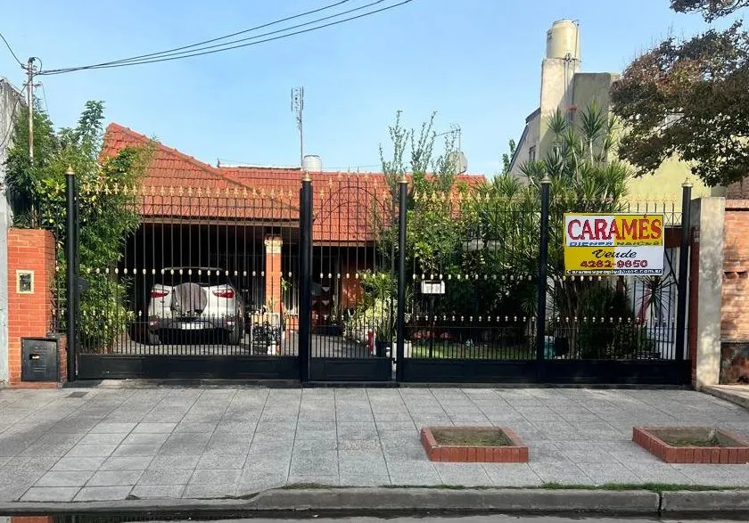 Casa en ENRIQUE FERNANDE 3600