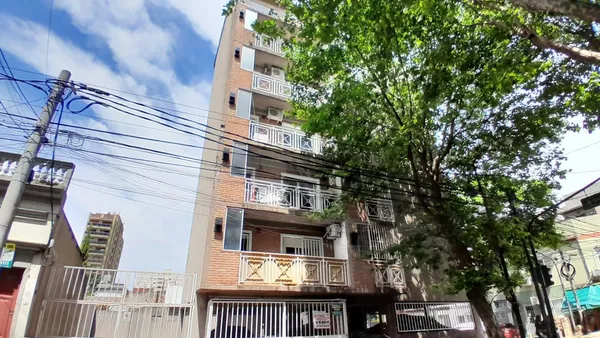 Departamento en AV . PERON 700