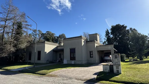 Casa en Juan Manuel De R 2200