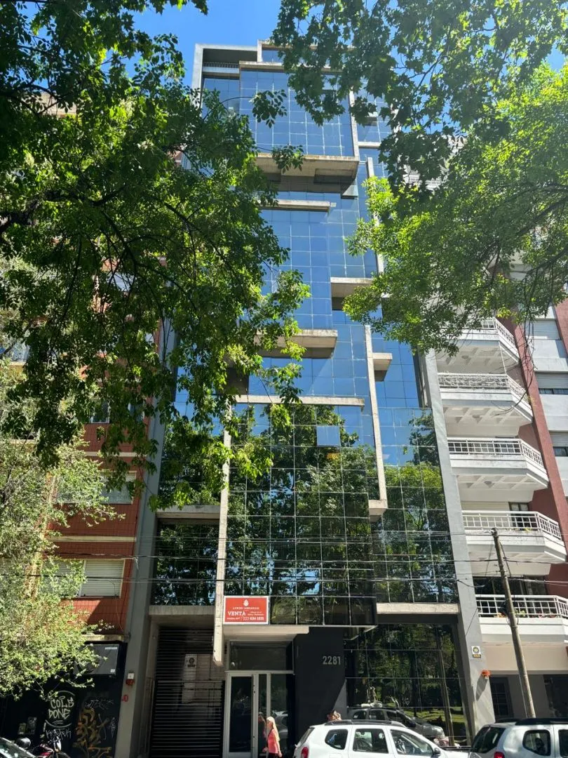 Oficina en Hipolito Yrigoye 2200
