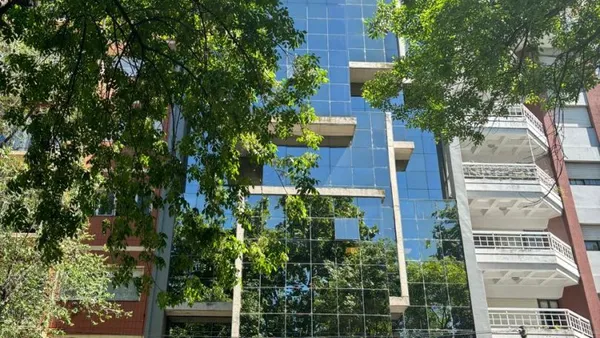 Oficina en Hipolito Yrigoye 2200