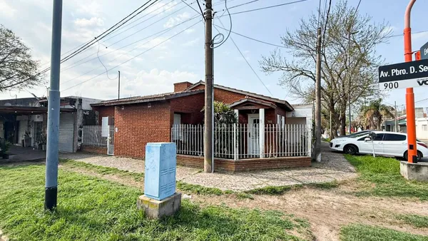 Casa en eva peron 1000