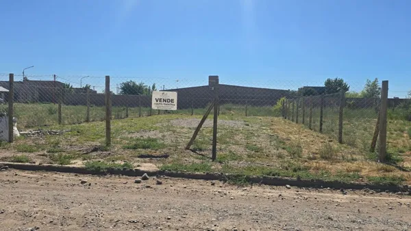 Lote en Lucinda Larrosa 800