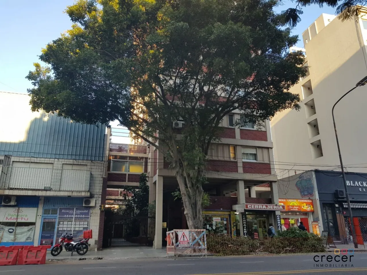 Cochera en AV. F. LACROZE 3000