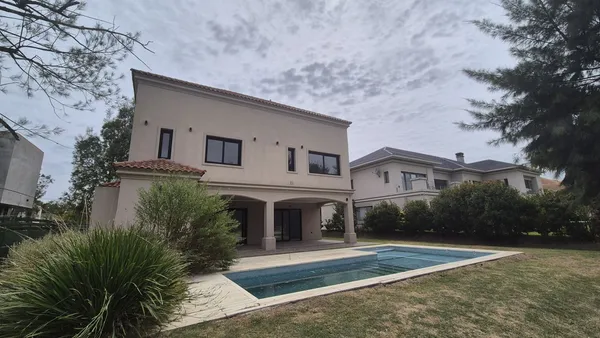 Casa en Lorenzo Cresmani 4600