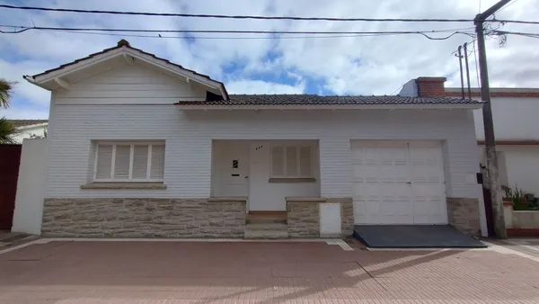 Casa en 8 entre 17 y 19