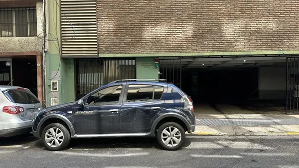 Cochera en Av Rivadavia 900