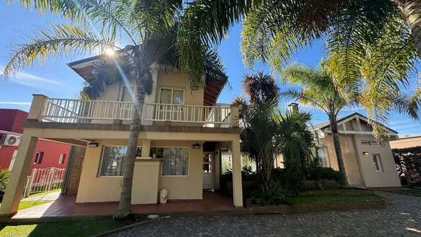 Casa en Juan Manuel De R 2200