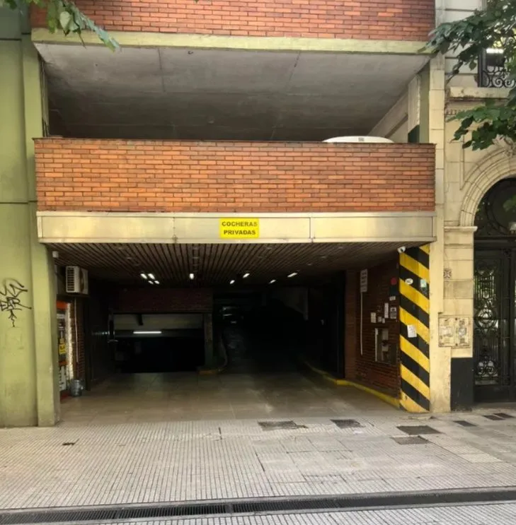 Cochera en URUGUAY 600