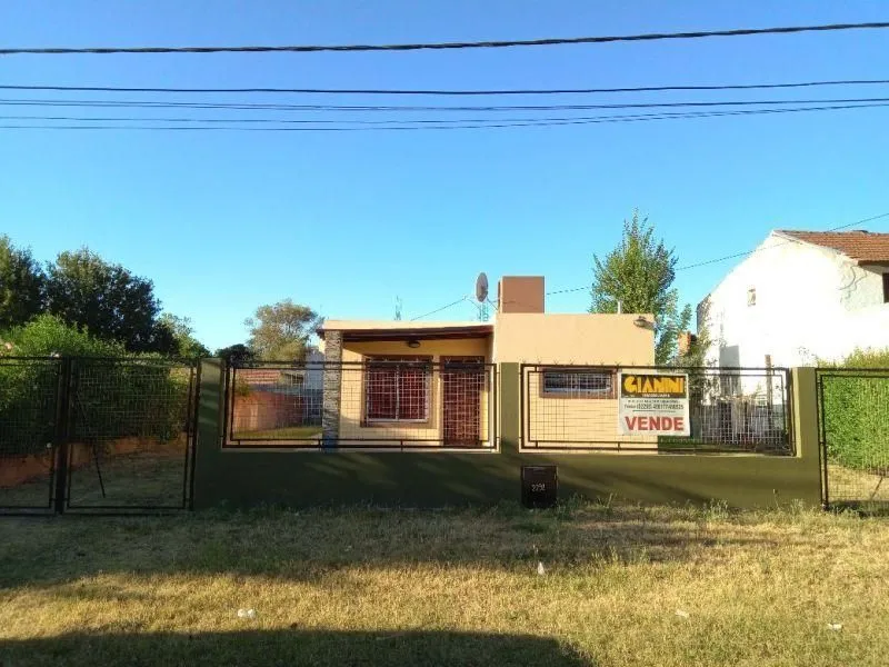 Casa en 105 Cortada 2200