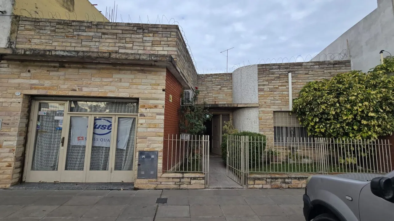 Casa en Av. Brigadier Ju 8700