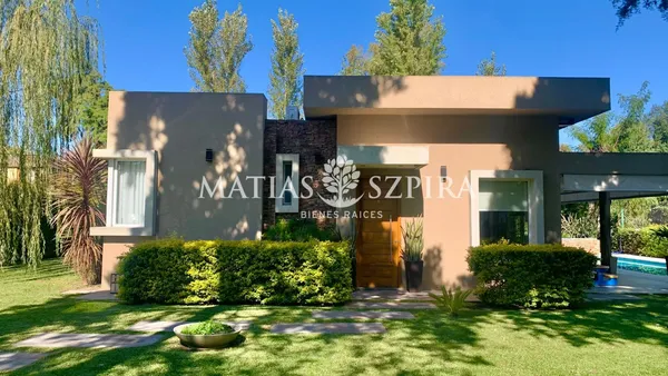 Casa en Au. Acceso Oeste