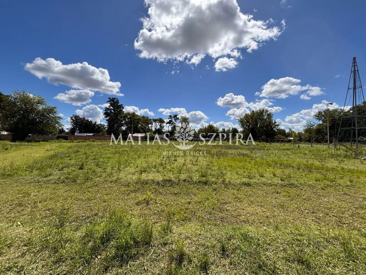 Lote en Av. Ricardo Balb