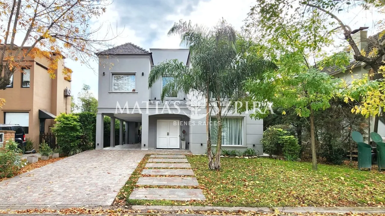 Casa en Intendente Corva 2200