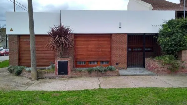 Casa en 25 e/ 12 y 14 400