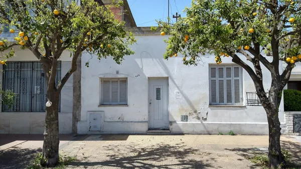 Casa en 16 e/ 9 y 11 400