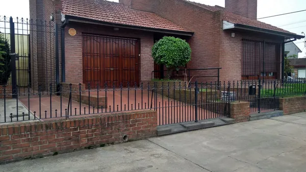 Casa en 12 esquina 25