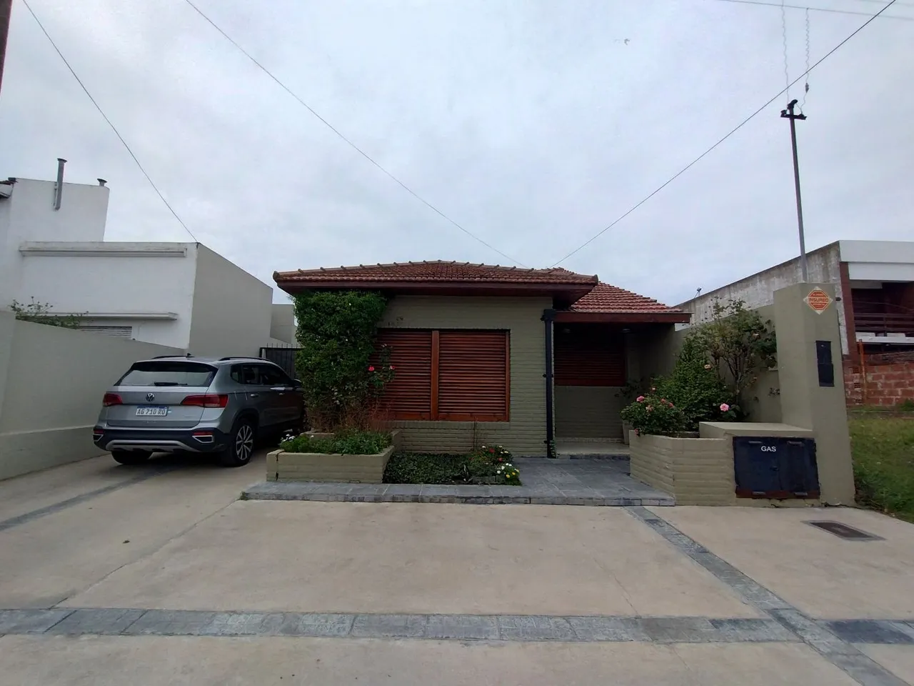 Casa en 9 e/ 8 y 10 300