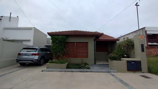 Casa en 9 e/ 8 y 10 300