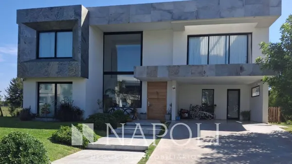 Casa en los robles 5900