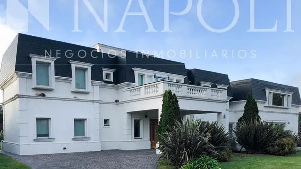 Casa en Av. Soberanía N 100