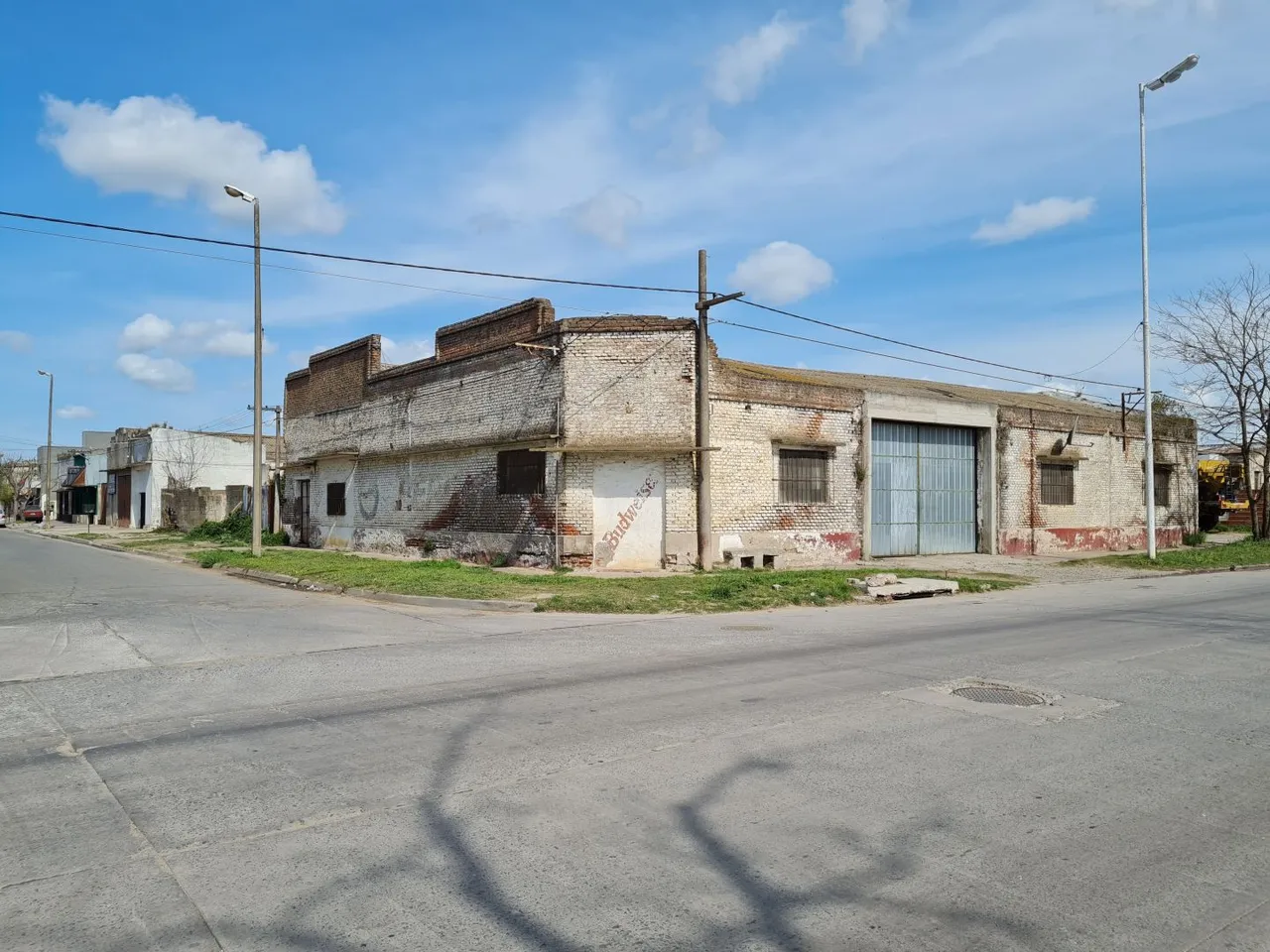 Local Comercial en AV. CASEROS ESQ.