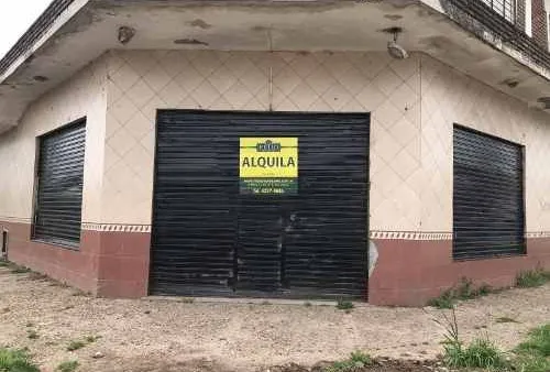 Local Comercial en Los inmigrantes 100
