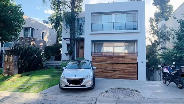 Casa en PRIMERA JUNTA 400