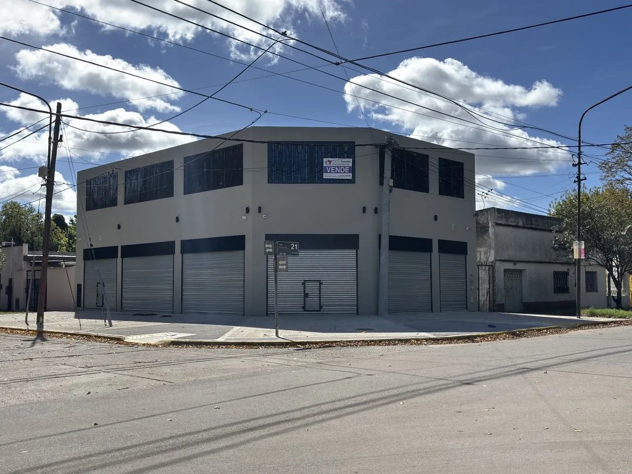 Local Comercial en 21 esquina 22
