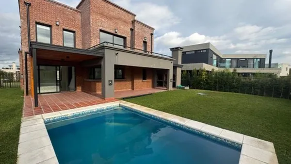 Casa en Nuevo Quilmes Av. Caseros 1700
