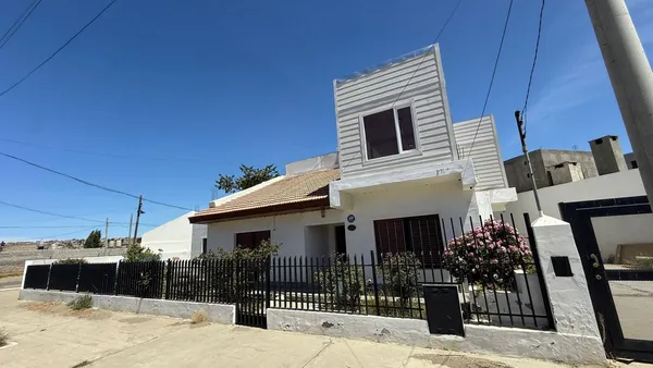 Casa en Ramón de Omar Reina 700