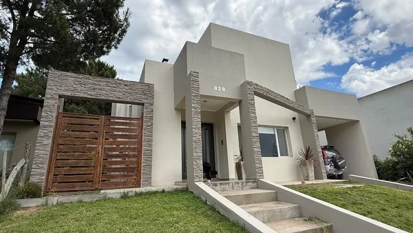Casa en Los Cardenales 800