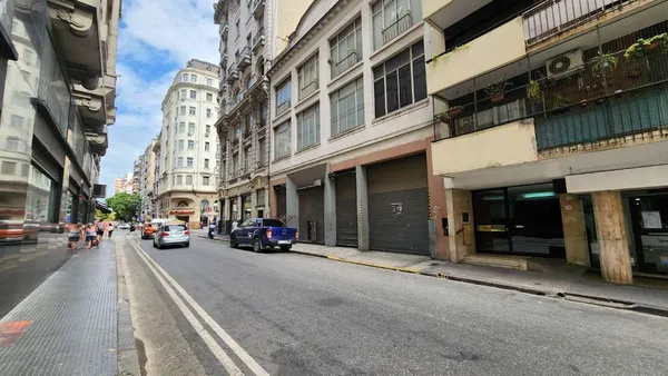 Local Comercial en Teniente General Juan Domingo Perón 1700