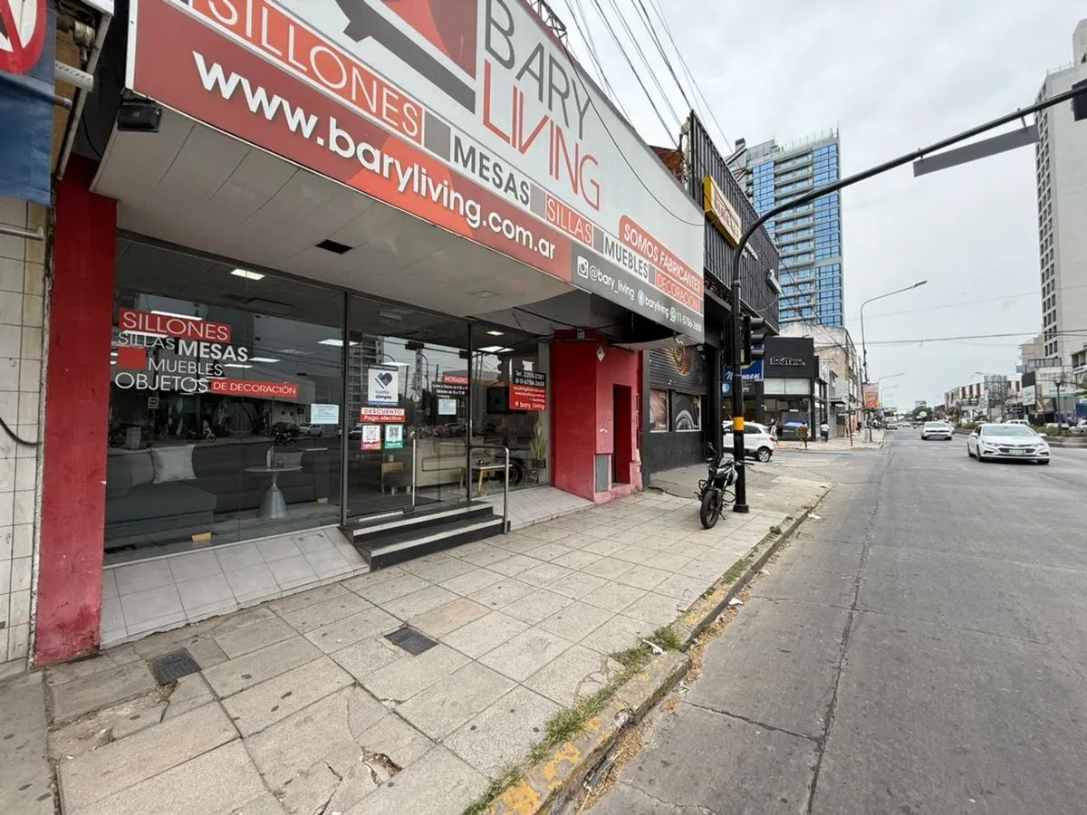 Local Comercial en Avenida Hipólito Yrigoyen 9300
