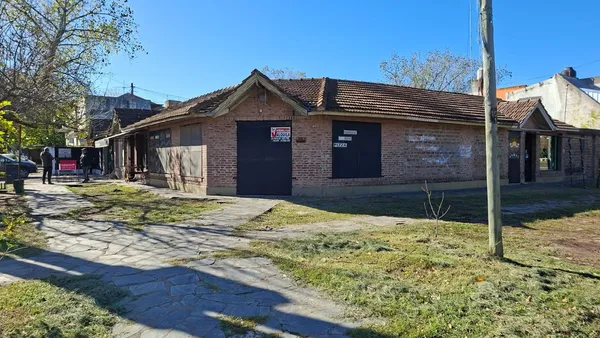 Local Comercial en Presidente Sarmiento (esquina los Studs) 1500