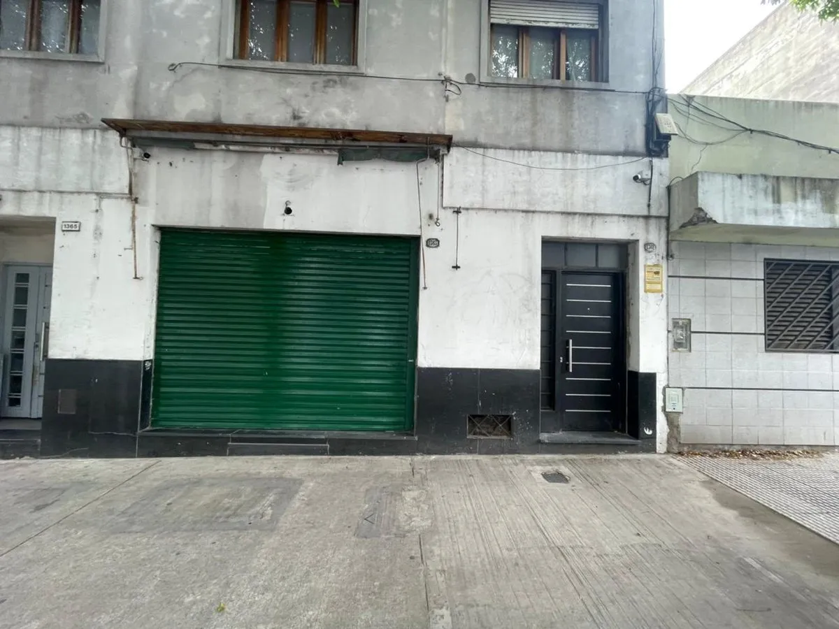 Local Comercial en Avenida Mariano Acosta 1300