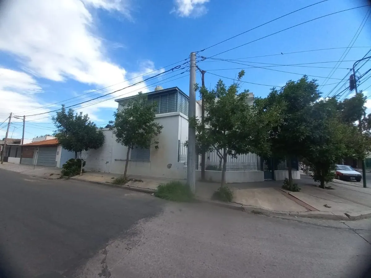 Casa en Sarmiento y Gob. Alric 100