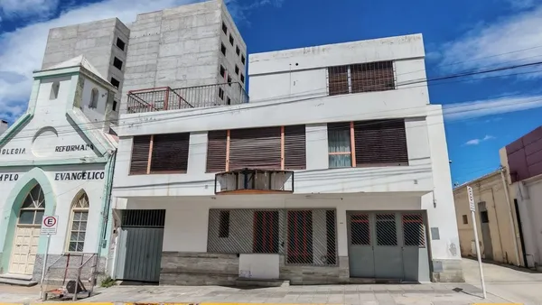 Local Comercial en Avenida Rivadavia 700