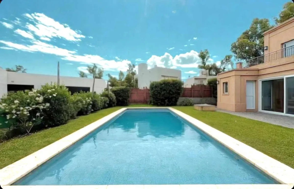 Casa en Los Abedules 4100